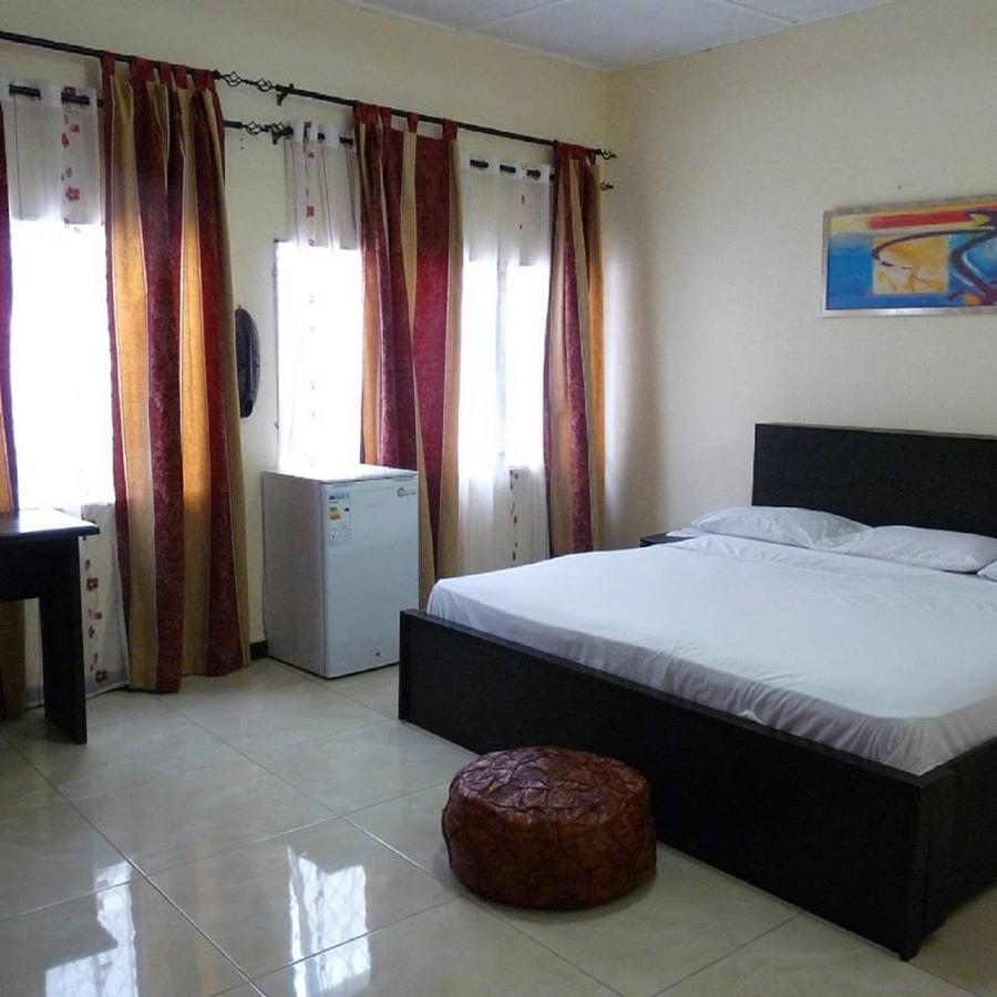 Maryland Guesthouse Monrovia Esterno foto